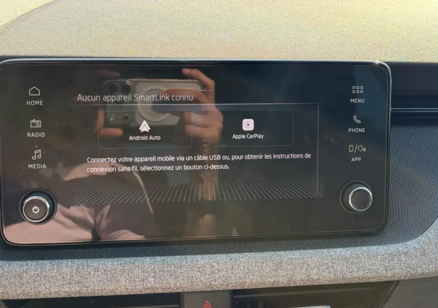 Écran tactile central du tableau de bord de la Skoda Scala gris, affichant options Android Auto et Apple CarPlay.