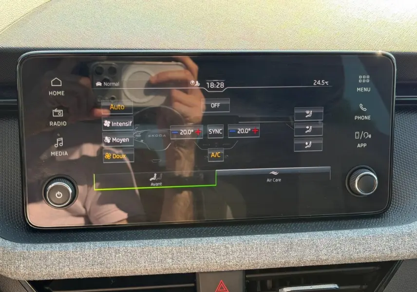 Écran tactile central de la Skoda Scala 2025 affichant les réglages de climatisation bi-zone en intérieur gris.