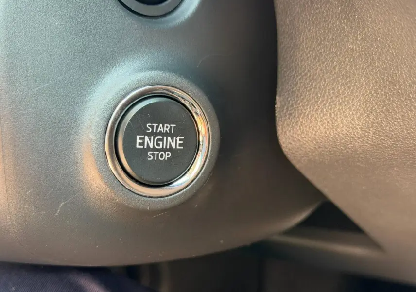 Bouton Start Engine Stop en gros plan sur le tableau de bord gris foncé de la Skoda Scala 2025.
