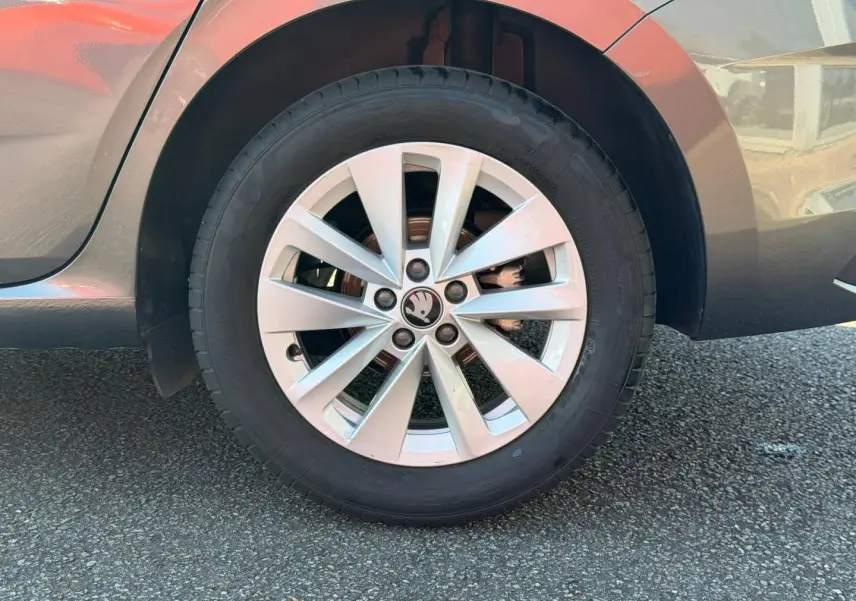 Gros plan sur la roue arrière droite d'une Skoda Scala gris métallisé avec jante alliage à 10 branches.