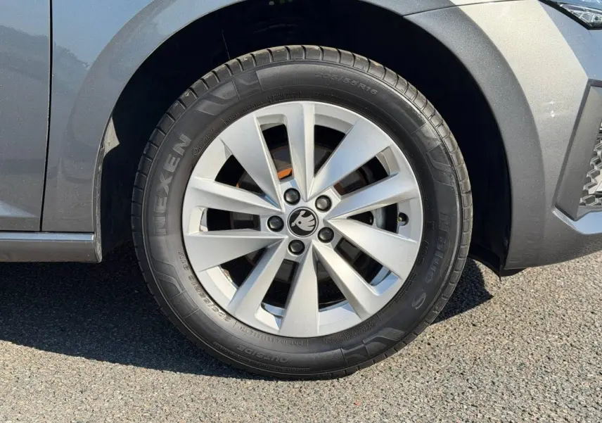 Gros plan sur la roue avant droite grise d'une Skoda Scala 2025 avec jante alliage et logo au centre.