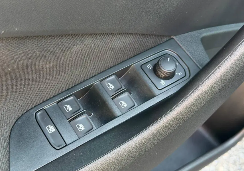 Commande des vitres et réglage des rétroviseurs côté gauche intérieur d’une Skoda Scala gris 2025.