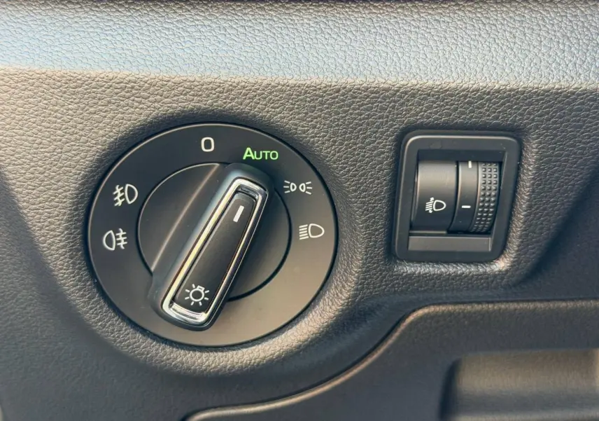 Gros plan sur les commandes d’éclairage intérieures du Skoda Scala 2025, avec bouton rotatif et réglage de hauteur des phares.