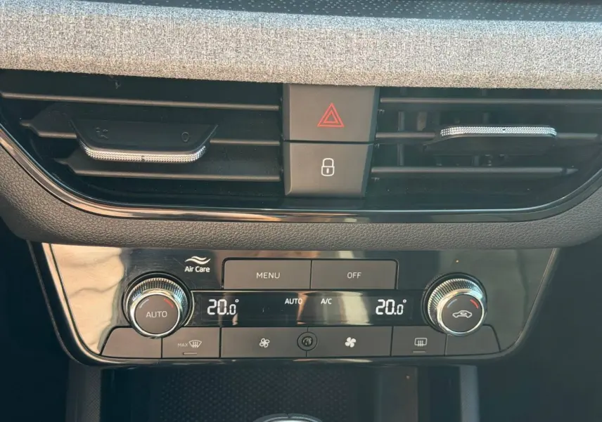 Détail de la console centrale de la Skoda Scala gris 2025, montrant la climatisation automatique bi-zone à 20°C.