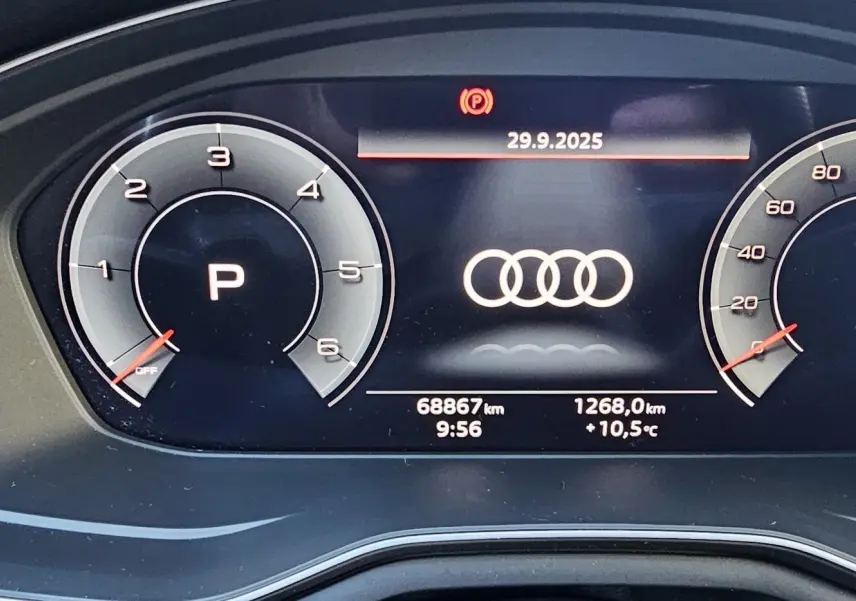 Tableau de bord numérique de l'Audi A5 Sportback 2022 affichant le logo Audi, la vitesse et le régime moteur en mode parking.
