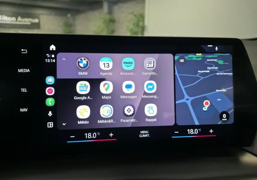 Écran tactile incurvé de la BMW Série 2 218i Active Tourer 2023 affichant navigation et applications connectées.