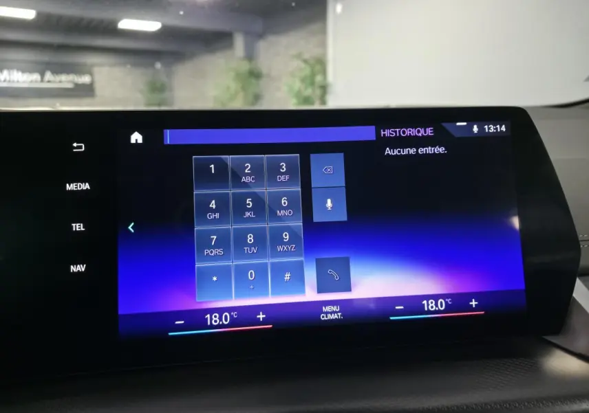 Écran tactile incurvé du système BMW Live Cockpit Navigation Plus dans une BMW Série 2 Active Tourer 218i gris.