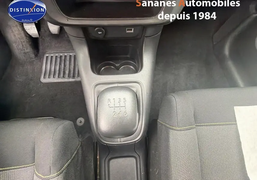 Gros plan sur la boîte manuelle et les sièges tissu gris de la Citroën C3 1.2 PureTech 110 Feel Pack 2021.