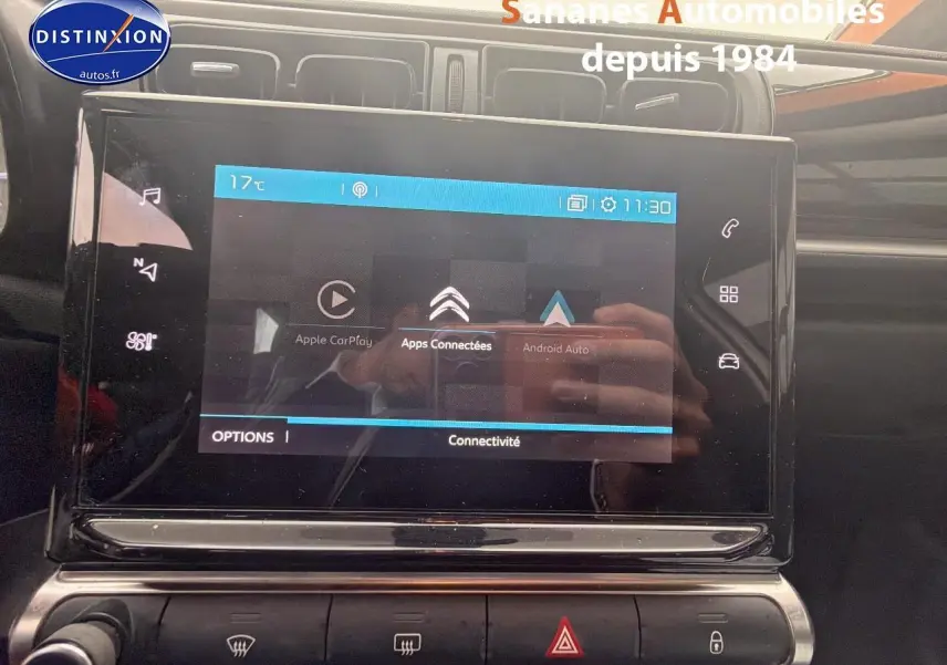 Écran tactile central de la Citroën C3 2021 blanc toit rouge, affichant les options Apple CarPlay et Android Auto.