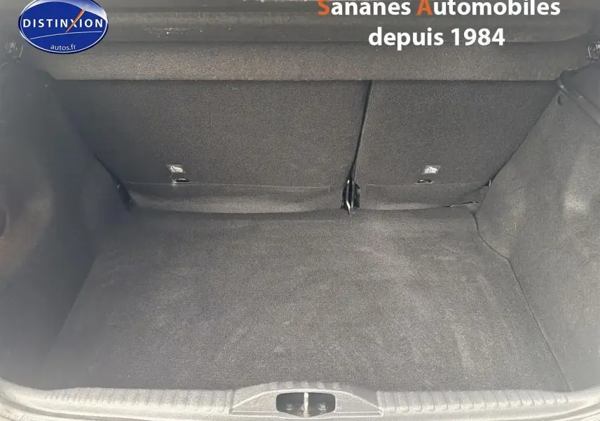 Coffre vide de Citroën C3 2021 blanc toit rouge, vue intérieure arrière avec banquette rabattue partiellement.