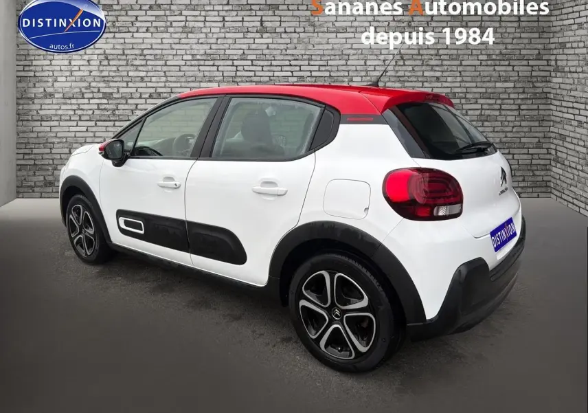 Citroën C3 2021 blanc avec toit rouge vue 3/4 arrière côté gauche, jantes noires et protections latérales noires.
