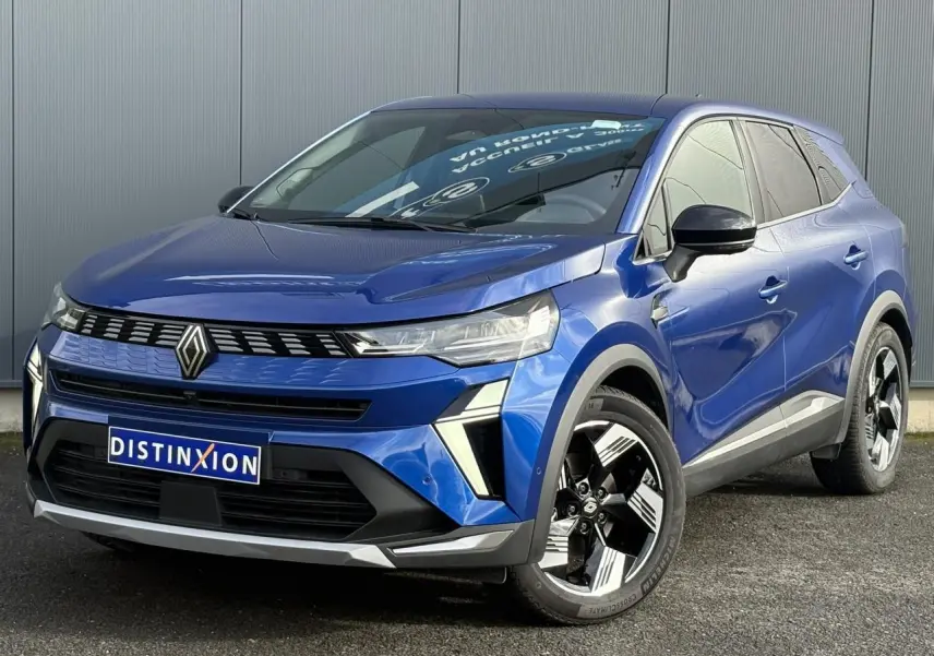 Renault Symbioz E-Tech bleu Iron en 3/4 avant droit, avec jantes 18 pouces et calandre distinctive noire.