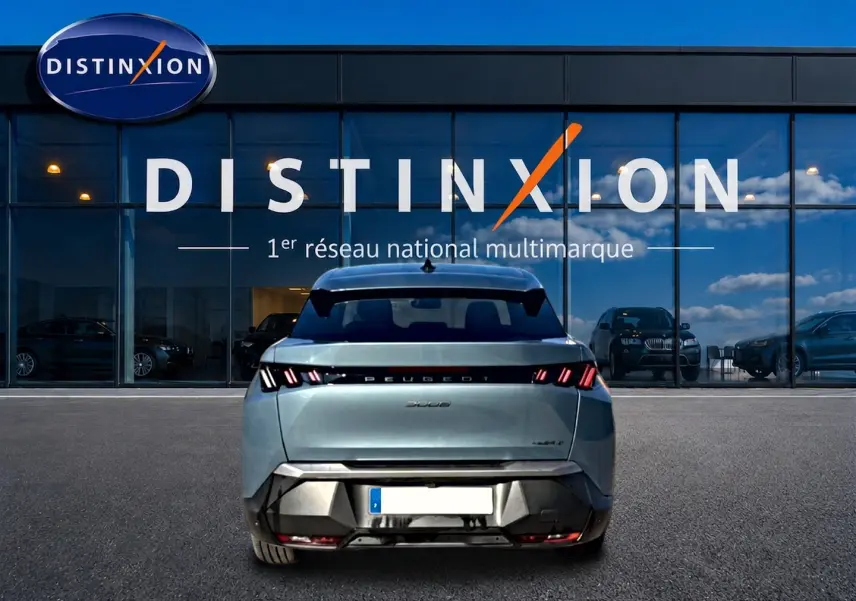 Vue arrière d'un Peugeot 3008 bleu 2025 stationné devant une vitrine Distinxion avec feux arrière LED distinctifs.