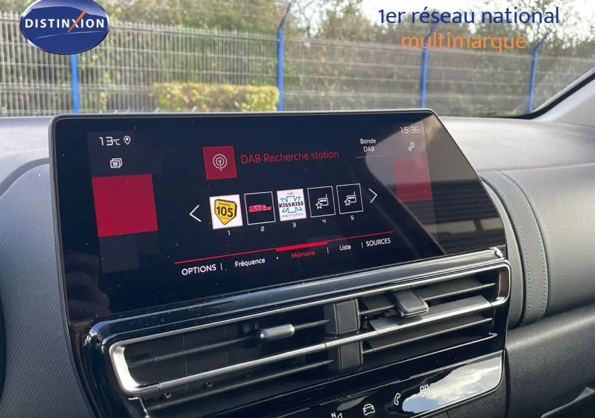Vue rapprochée de l’écran tactile central et des aérateurs du tableau de bord d’un Citroën C5 Aircross 2025.