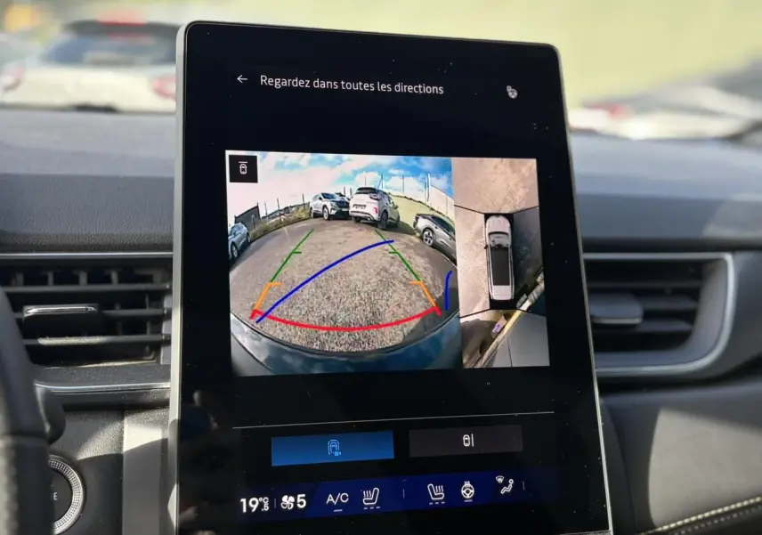 Écran tactile intérieur montrant la caméra 360° du Renault Symbioz noir étoilé, vue arrière et vue du dessus.