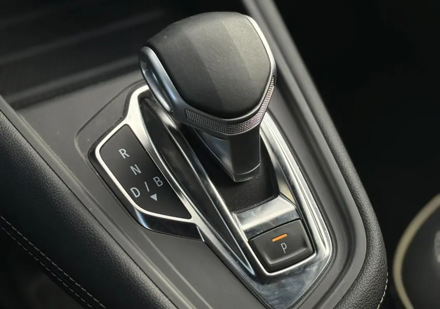 Gros plan sur le levier de vitesses automatique noir et chrome du Renault SYMBIOZ E-Tech Full Hybrid 2025.