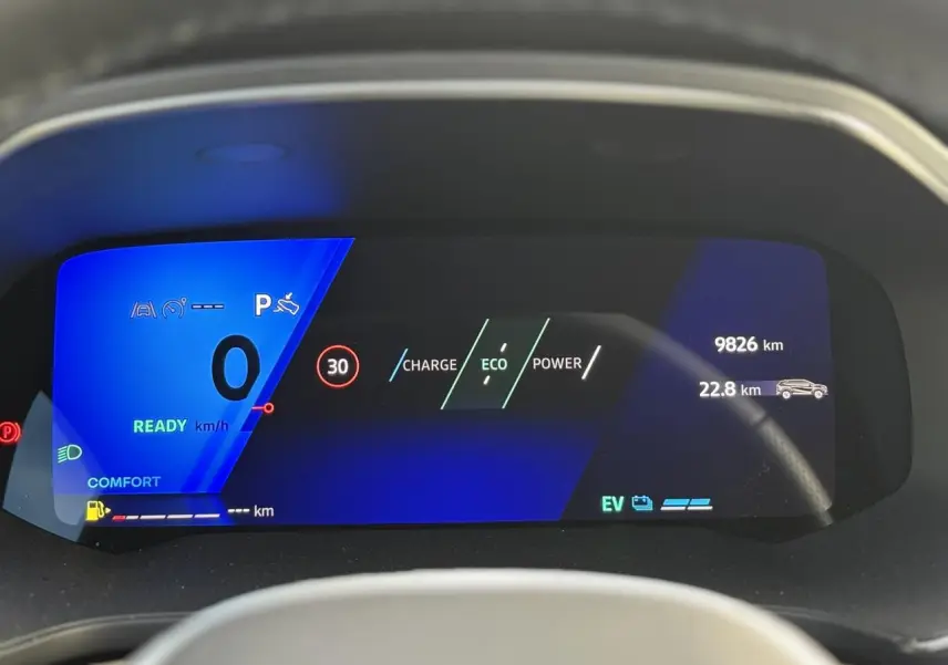 Tableau de bord numérique de la Renault Symbioz E-Tech, affichage vitesse et mode ECO en bleu et noir.