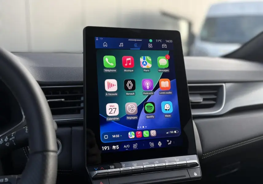 Vue intérieure centrée sur l'écran tactile vertical du tableau de bord du Renault Symbioz 2025, interface multimédia visible.
