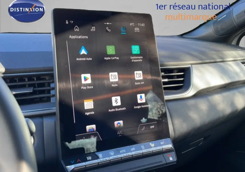 Vue intérieure centrée sur l'écran tactile vertical du tableau de bord du Renault Captur gris rafale métal, toit noir.