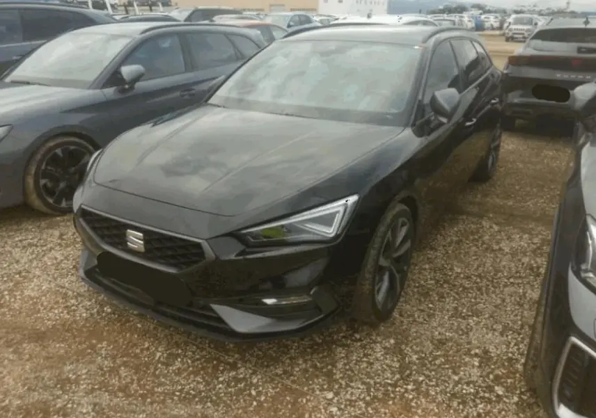 SEAT LEON ST noir Minuit vue 3/4 avant droit, avec jantes alliage 18 pouces et phares Matrix LED allumés.