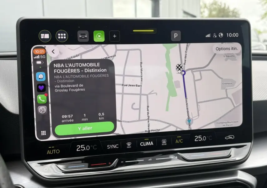 Vue rapprochée de l’écran tactile central du tableau de bord du SEAT LEON 2025 affichant la navigation GPS.
