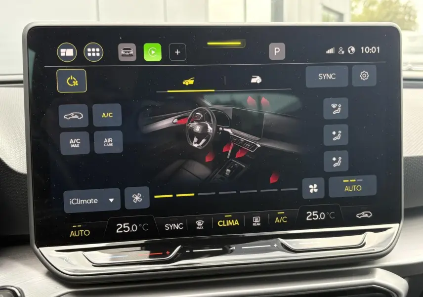 Écran tactile central du SEAT Leon 2025 affichant les réglages de climatisation à 25°C, vue intérieure détaillée.