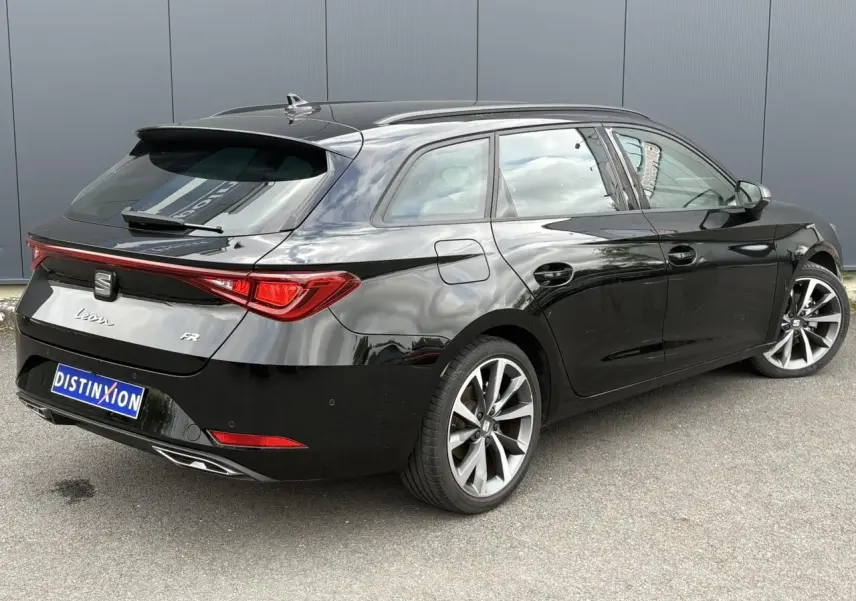 SEAT Leon 1.5 e-TSI 150 FR noir Minuit en 3/4 arrière droit, avec jantes alliage 18 pouces et feux arrière LED.