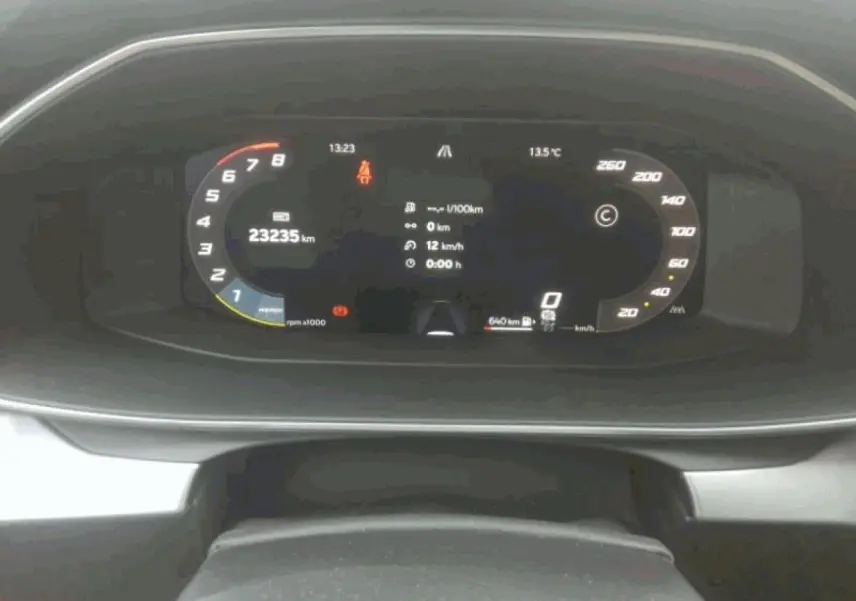 Vue rapprochée du tableau de bord numérique du SEAT LEON ST 1.5 e-TSI, affichant la vitesse, le régime et l'odomètre.