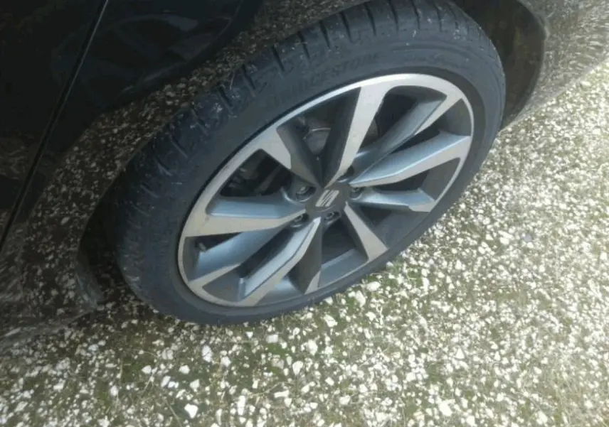 Gros plan sur la jante alliage 18 pouces de la SEAT LEON ST noire Minuit, vue côté droit arrière.