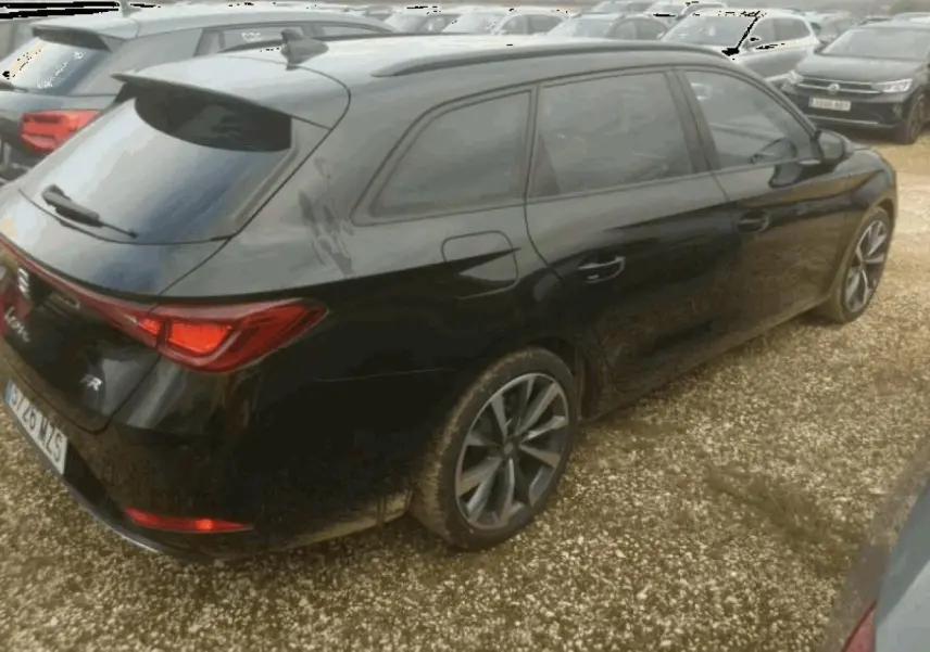 SEAT Leon ST noir Minuit vue 3/4 arrière droit, jantes alliage 18 pouces et vitres arrière surteintées.