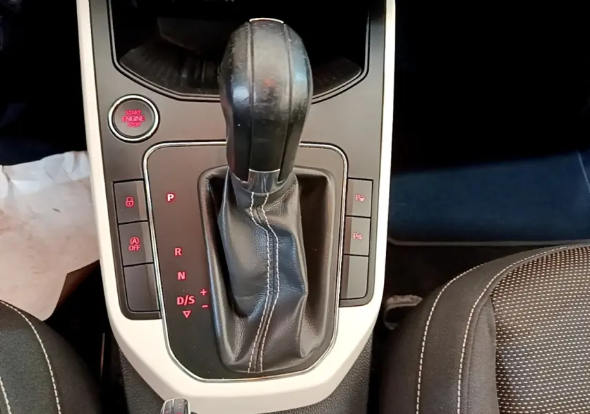Le levier de vitesse automatique noir de la SEAT Arona 2019, vu de dessus avec bouton démarrage à gauche.