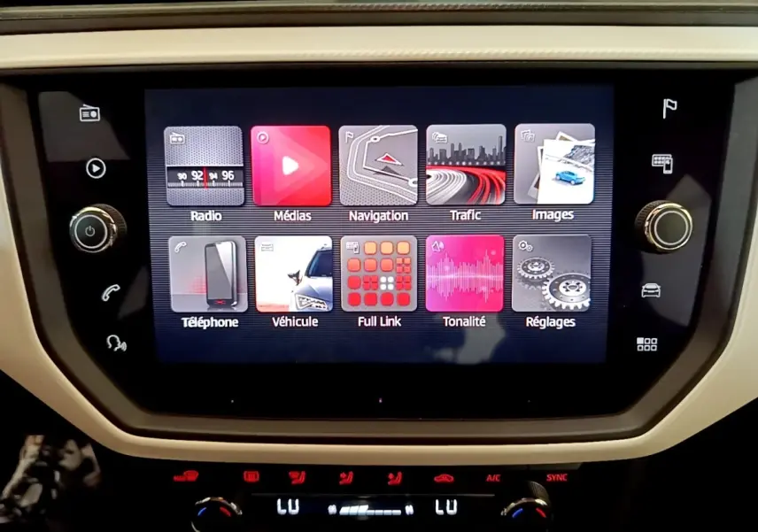 Écran tactile central du tableau de bord du SEAT Arona 2019, affichant les menus multimédias et navigation.