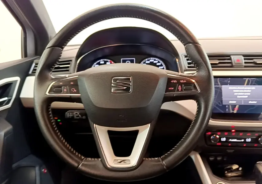 Volant en cuir et alu multifonctions de SEAT Arona 2019, vue frontale centrée sur le tableau de bord et écran tactile.