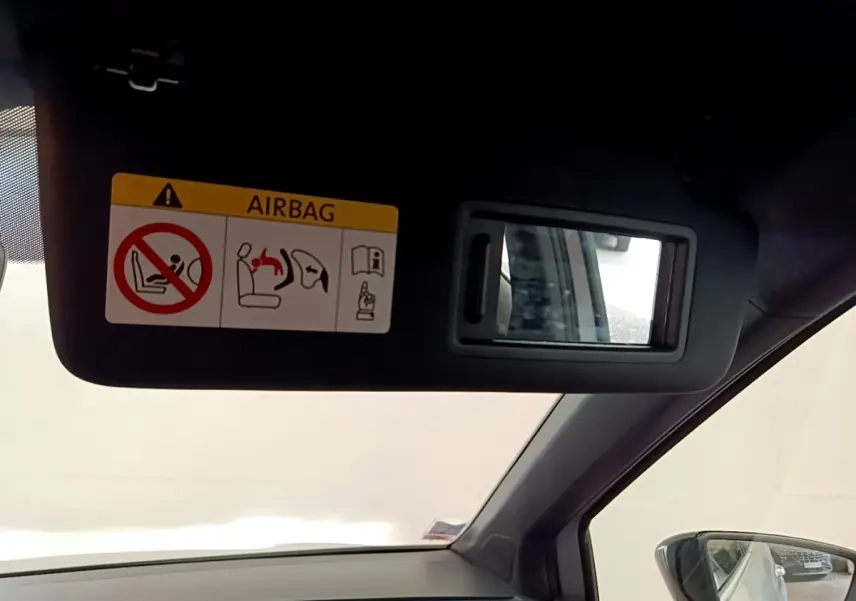 Intérieur SEAT Arona 2019, vue côté passager sur pare-soleil gris avec miroir et avertissement airbag.