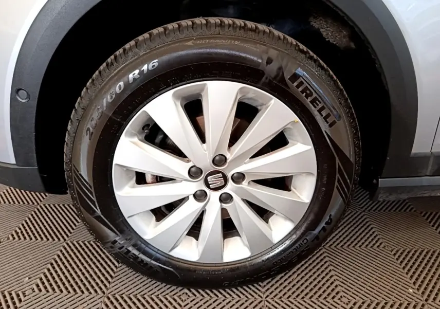 Gros plan sur la roue avant droite grise d’un SEAT Arona 2019 avec jante alliage et pneu Pirelli.