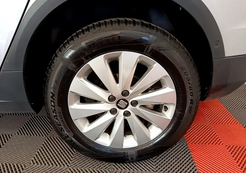 Gros plan sur la roue avant droite d'un SEAT Arona gris clair, avec jante alliage et pneu Pirelli.