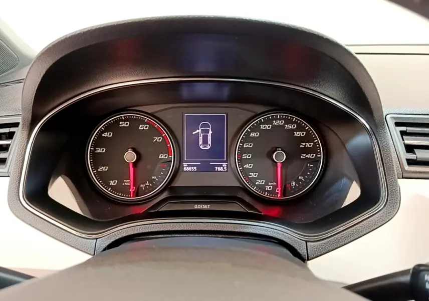 Vue rapprochée du tableau de bord numérique du SEAT Arona 2019, affichage des compteurs et écran central.