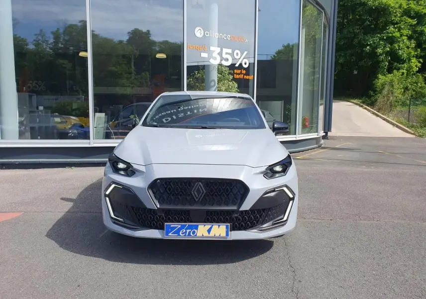 Renault Clio VI gris Rafale vue de face, calandre noire hexagonale et feux LED en signature lumineuse distinctive.