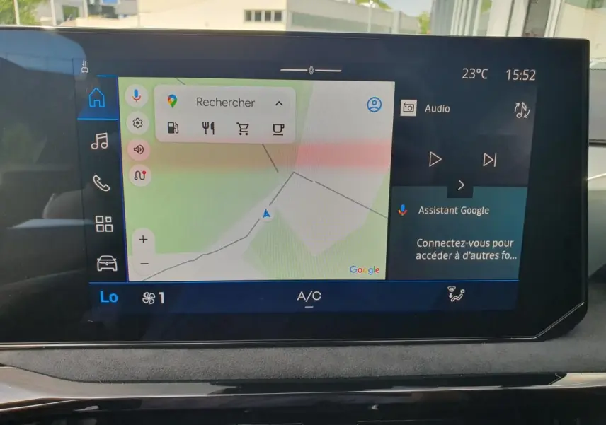 Écran tactile central de la Renault Clio VI gris Rafale affichant la navigation et l'assistant Google.