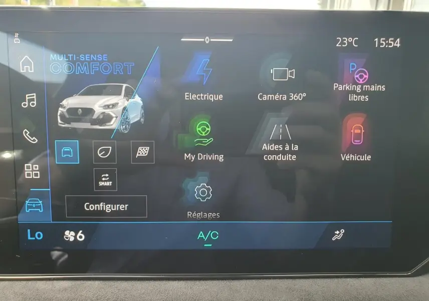 Écran tactile central de la Renault Clio VI gris Rafale affichant le mode de conduite Comfort en vue frontale.
