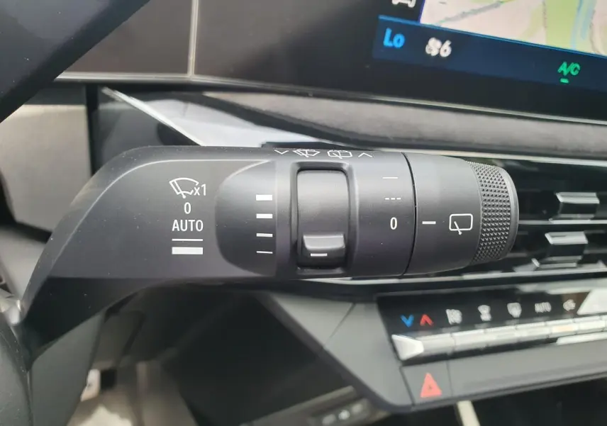 Gros plan sur la commande des essuie-glaces dans l’habitacle gris de la Renault Clio VI hybride 2026.