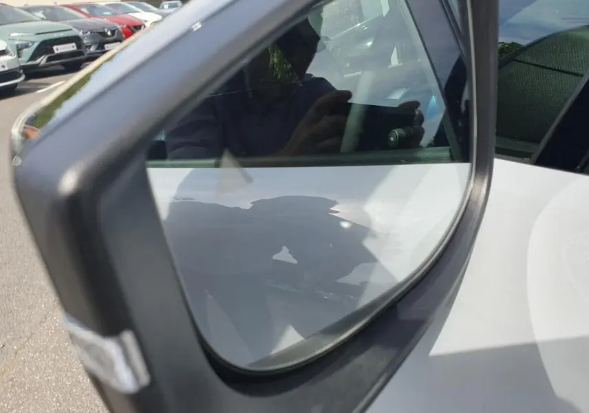 Rétroviseur extérieur droit de la Renault Clio VI gris Rafale, avec caméra intégrée visible sur le côté.