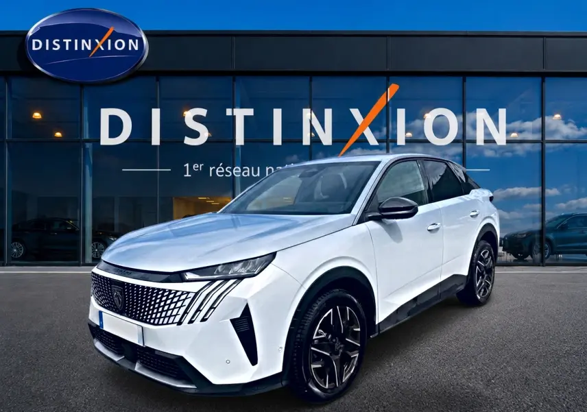 Peugeot 3008 blanc en 3/4 avant droit, avec calandre distinctive et jantes alliage noires devant showroom Distinxion.