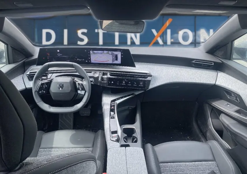 Vue intérieure avant du Peugeot 3008 1.2 hybrid 145 allure e-dcs6, tableau de bord moderne avec écran large et volant cuir noir.