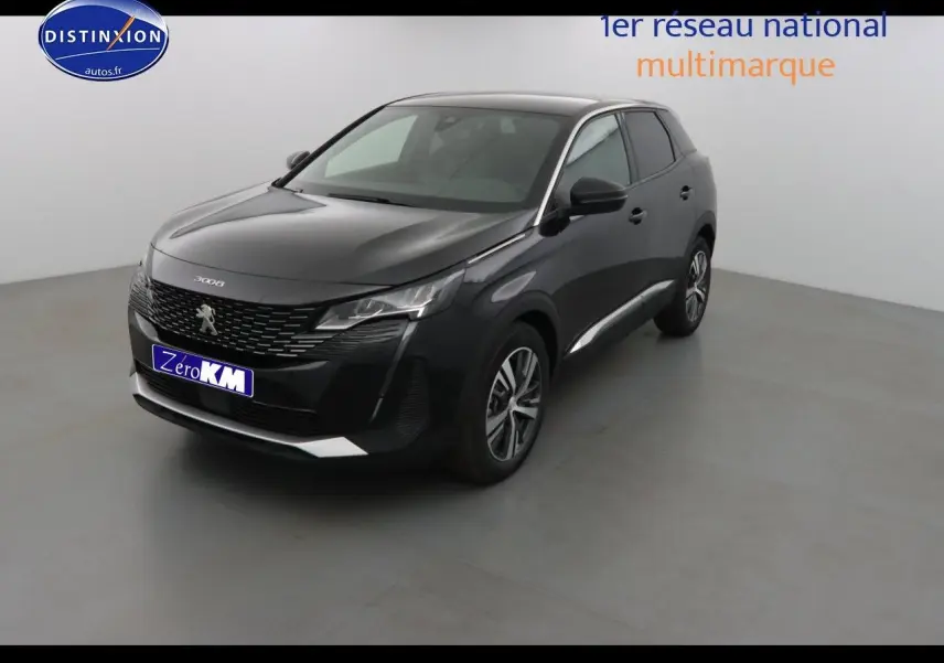 Peugeot 3008 noir perla metal en 3/4 avant droit, mettant en valeur sa calandre moderne et ses jantes bi-ton.
