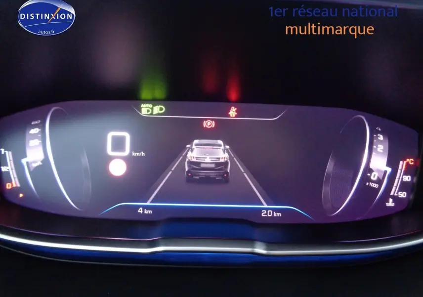 Tableau de bord numérique du Peugeot 3008 2023 affichant la vitesse à 0 km/h et l'alerte frein à main activée.