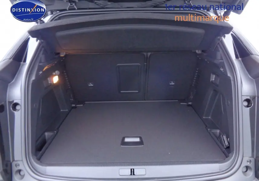 Coffre ouvert d'un Peugeot 3008 noir perla metal, vue arrière montrant un espace de chargement spacieux et bien fini.