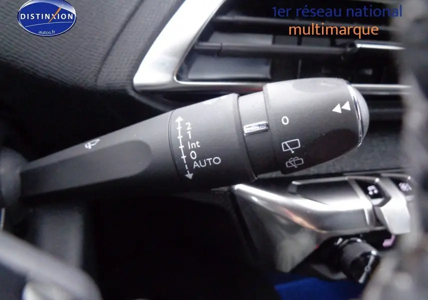 Gros plan sur la commande des essuie-glaces du Peugeot 3008 noir Perla Metal, intérieur avec détails argentés.