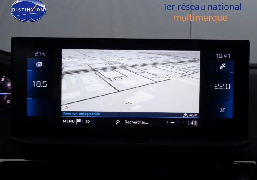 Écran central du tableau de bord du Peugeot 3008 noir, affichant la navigation GPS et la climatisation digitale.