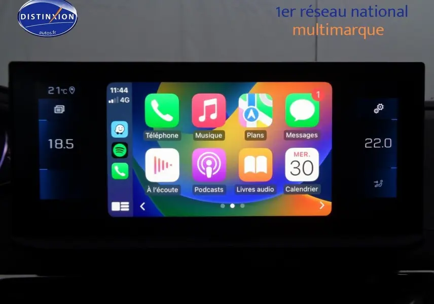Écran tactile central du Peugeot 3008 2023 affichant les applications téléphonie, musique, plans et messages.
